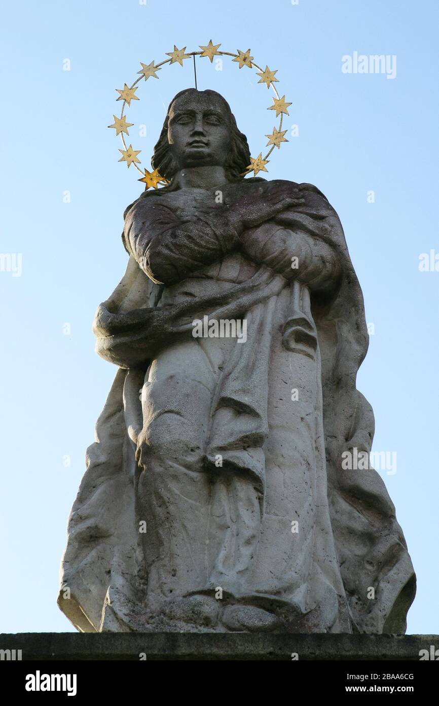 Unsere Frau von Volavje, Statue auf der Kirche unserer Frau von Volavje in Volavje, Kroatien Stockfoto