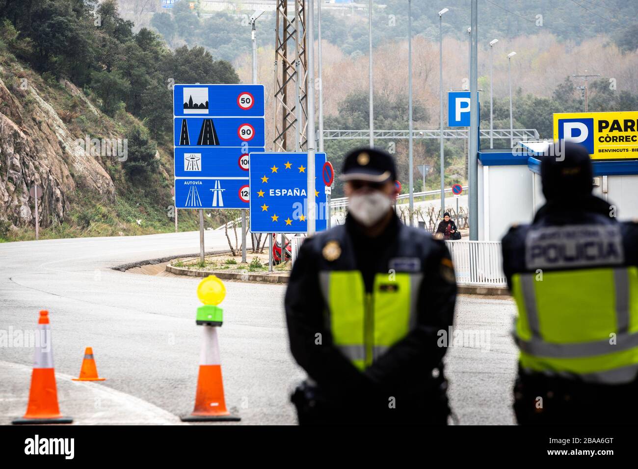 Barcelona, Spanien. März 2020. Am 17. März 2020 wird in Le Perthus, Frankreich, die Grenze Spaniens und Frankreichs bewacht. (Foto von Adrià Salido Zarco/INA Photo Agency/Sipa USA) Credit: SIPA USA/Alamy Live News Stockfoto