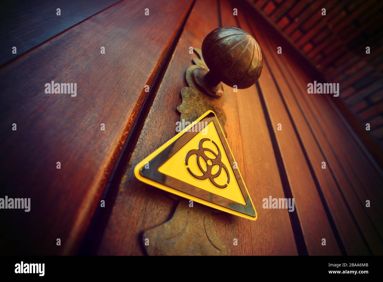 Biologiegefährdungsschild an der Haustür, symbolisches Foto für Hausquarantäne, Biogeährungsschild an einer Haustür, Symbolfoto für häusliche Quarantäne Stockfoto