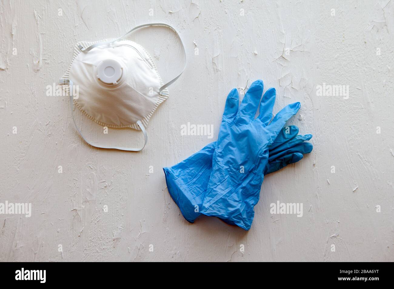 Anti-Virus-Schutzmaske ffp2-Standart mit blauen medizinischen Handschuhen, um Corona COVID-19 und Infektionen zu verhindern Stockfoto