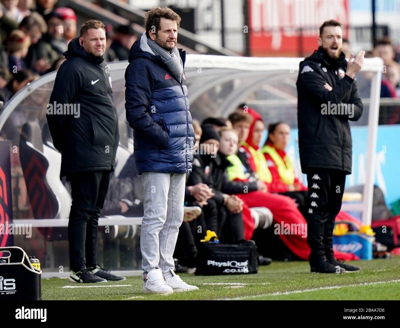 Arsenal-Manager Joe Montemurro (links) und Lewes Manager Simon Parker auf der Touchline Stockfoto