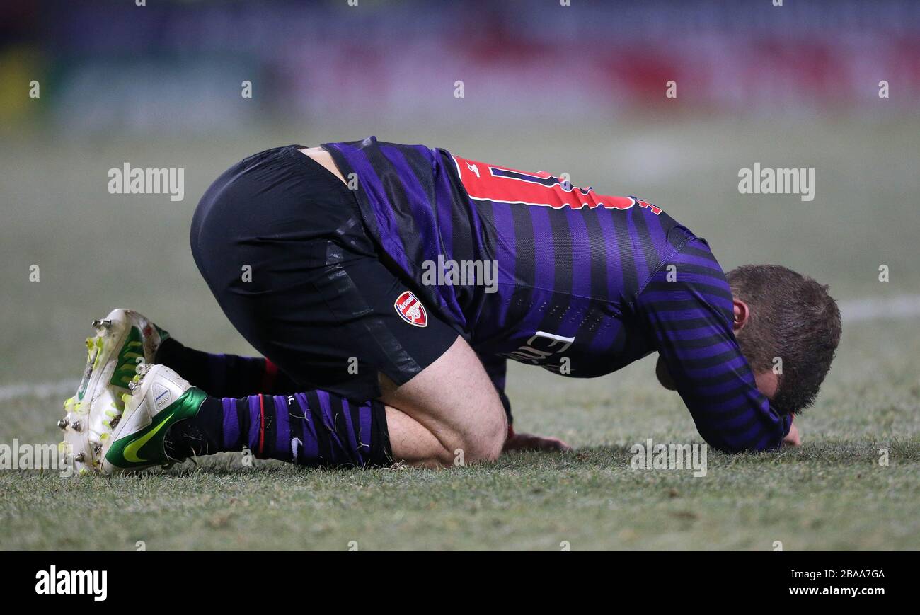 Arsenals Jack Wilshere liegt auf dem Spielfeld Stockfoto