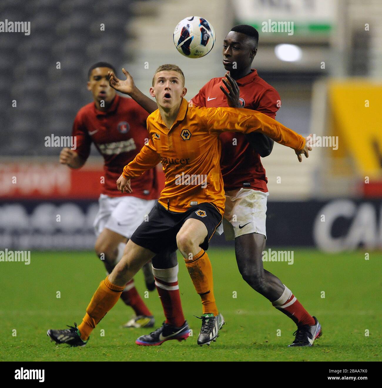 Tobi Sho-Silva von Charlton Athletic U18s (rechts) im Einsatz gegen die U18er Wolverhampton Wanderers. Stockfoto