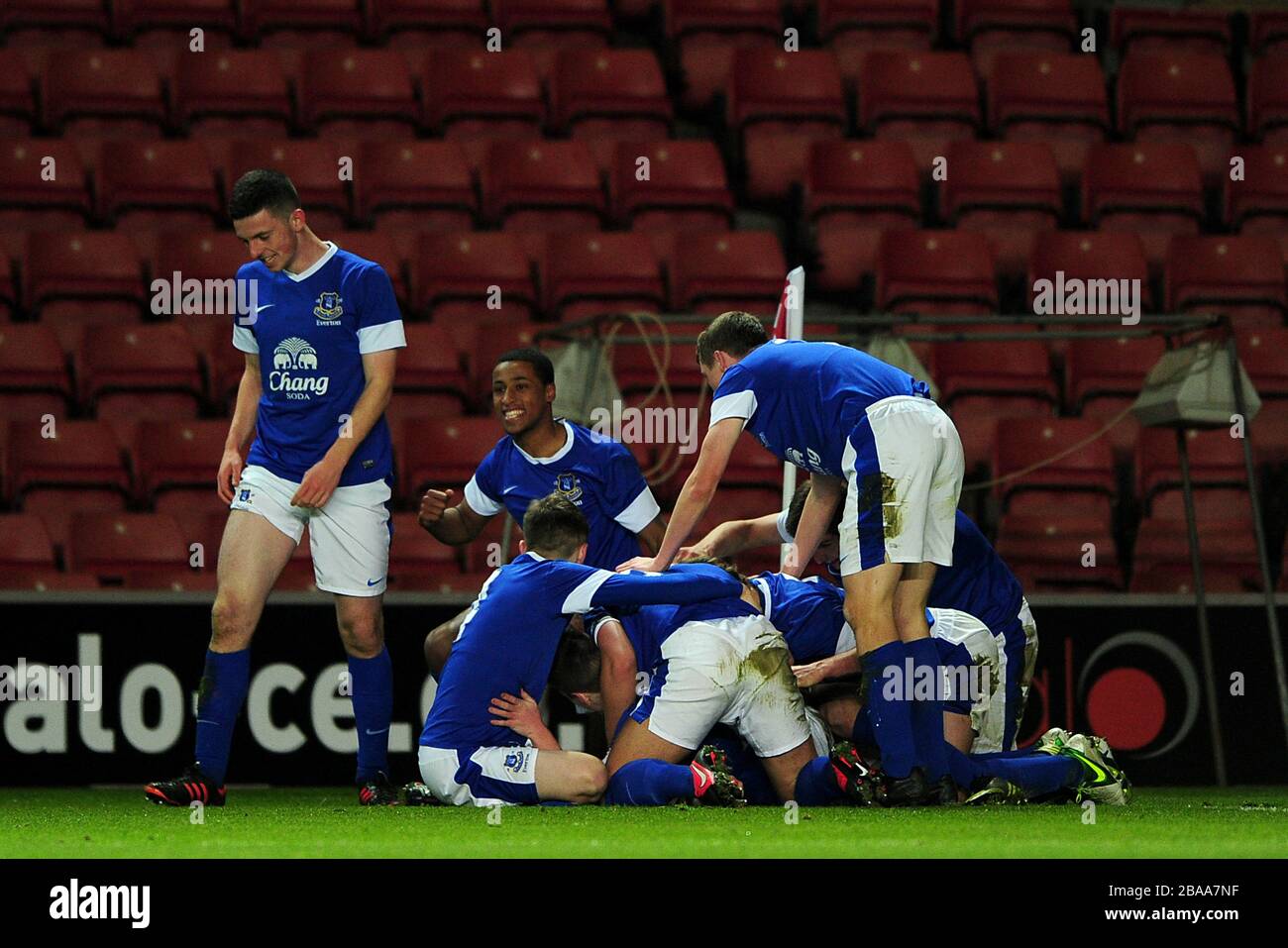 Everton U18-Spieler feiern ein Tor Stockfoto