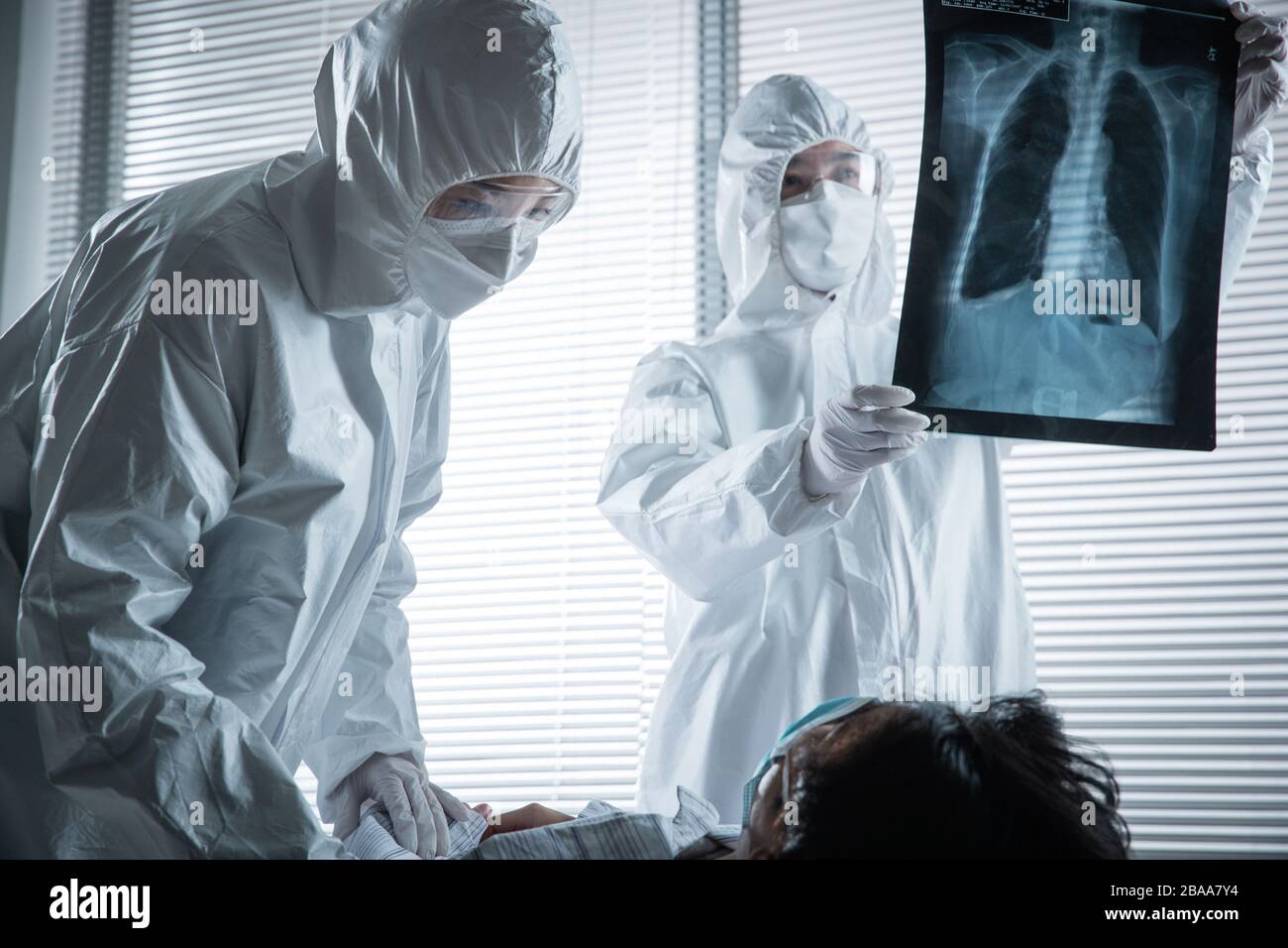Die medizinische Mitarbeiter und Patienten auf der Station Stockfoto