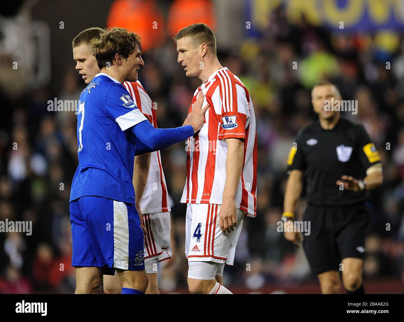 Evertons Nikica Jelavic (links) und Robert Huth von Stoke City konfrontieren sich Stockfoto