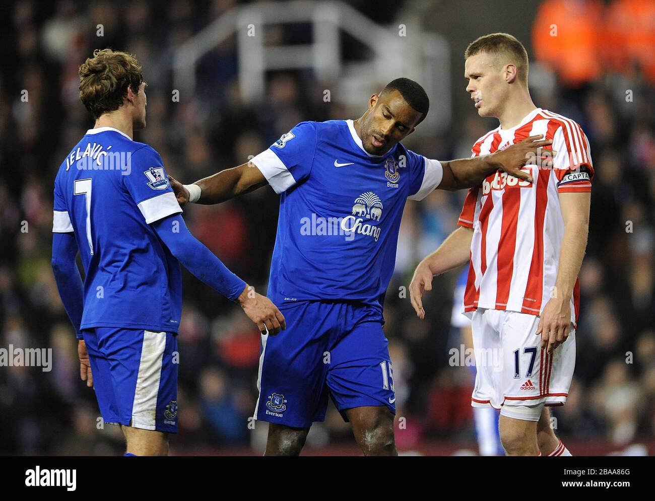 Evertons Sylvain Distin trennt Teamkollege Nikica Jelavic (links) und Stoke City von Robert Huth Stockfoto