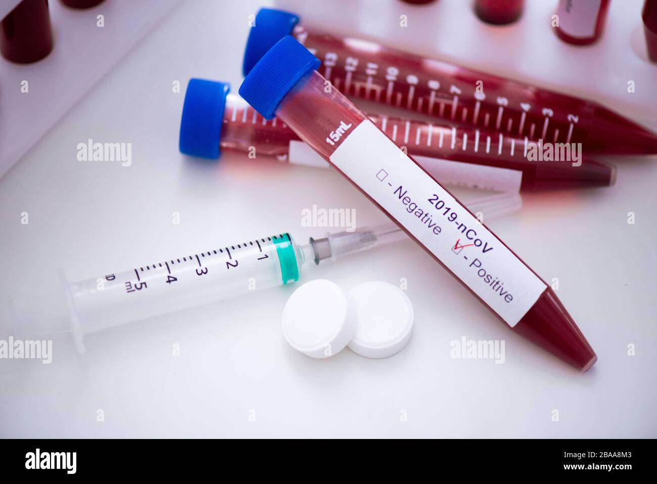 Reagenzglas mit Blutprobe für COVID-19-Test, neuartiges Coronavirus 2019. Impfkonzept, Covid-19 Coronavirus diagnostisch, Heilung für das Grippevirus Stockfoto