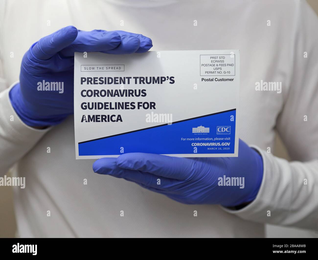 Los Angeles, CA/USA - 25. März 2020: Ein offizieller Mailer des Weißen Hauses lautet: "VERLANGSAMEN SIE DIE VERBREITUNG. DIE CORONAVIRUS-RICHTLINIEN VON PRÄSIDENT TRUMP FÜR AMERIKA." Stockfoto