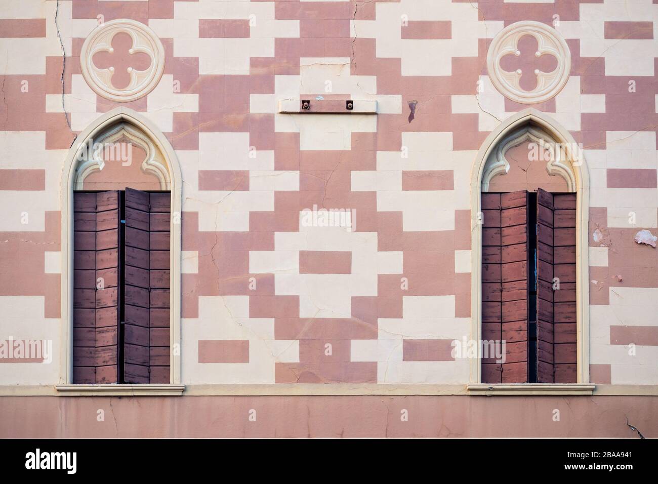 Fassade eines italienischen Renaissance-Palastes mit typisch geformten Fenstern. Stockfoto