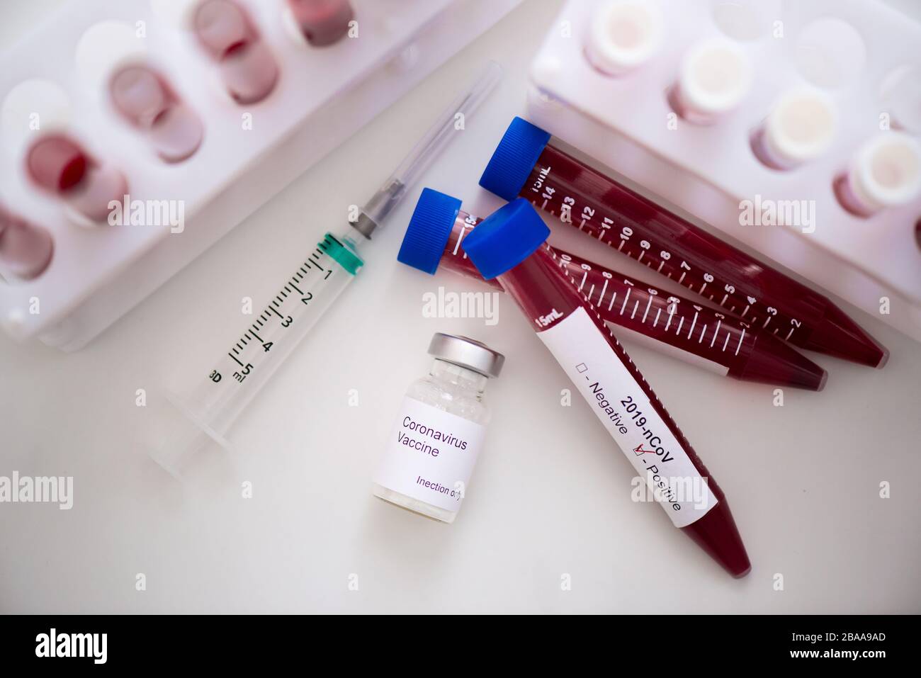 Reagenzglas mit Blutprobe für COVID-19-Test, neuartiges Coronavirus 2019. Impfkonzept, Covid-19 Coronavirus diagnostisch, Heilung für das Grippevirus Stockfoto
