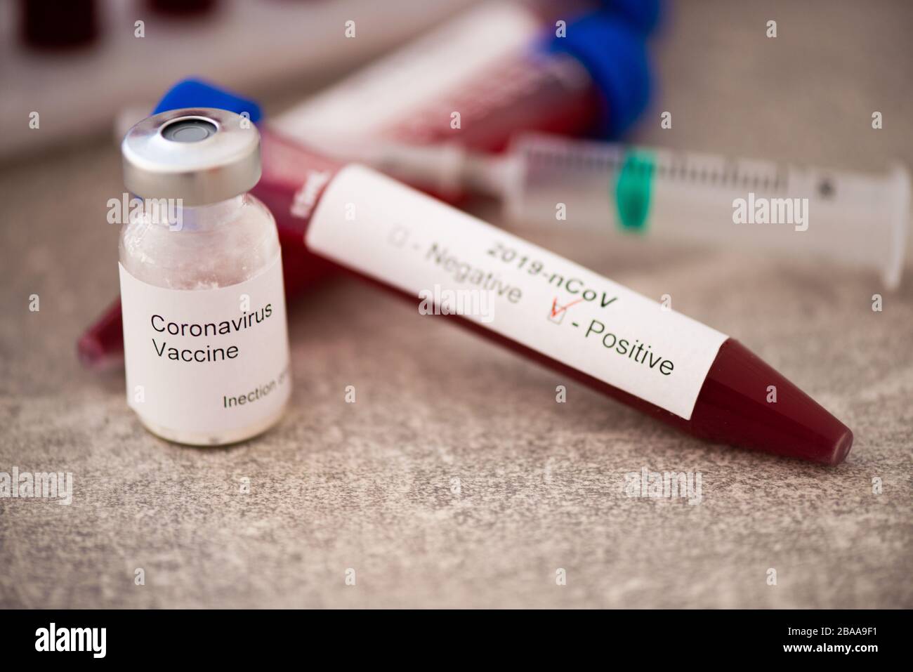 Reagenzglas mit Blutprobe für COVID-19-Test, neuartiges Coronavirus 2019. Impfkonzept, Covid-19 Coronavirus diagnostisch, Heilung für das Grippevirus Stockfoto