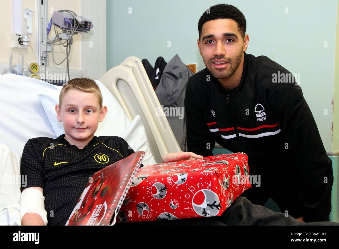 Lewis McGugan von Nottingham Forest trifft einen Patienten aus der Kinderstation des Krankenhauses. Stockfoto