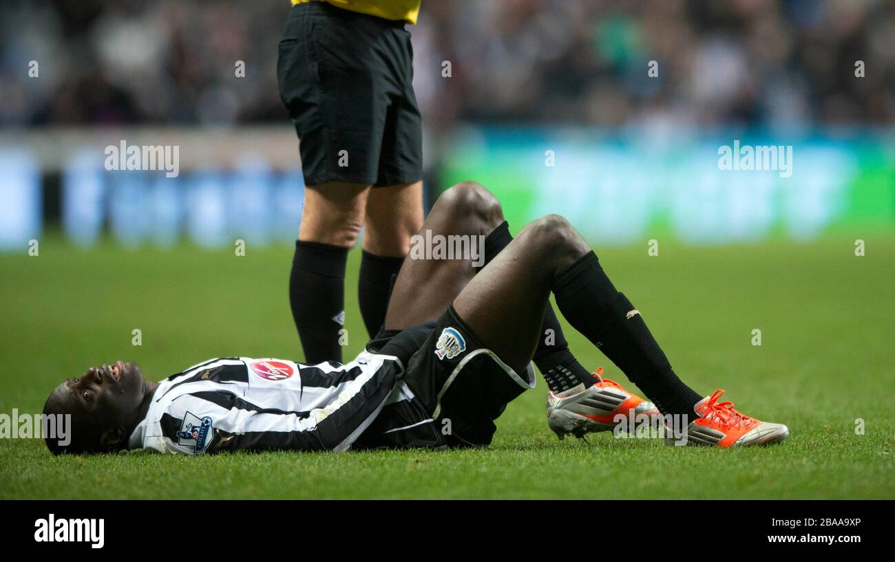 Demba Ba von Newcastle United liegt verletzt Stockfoto
