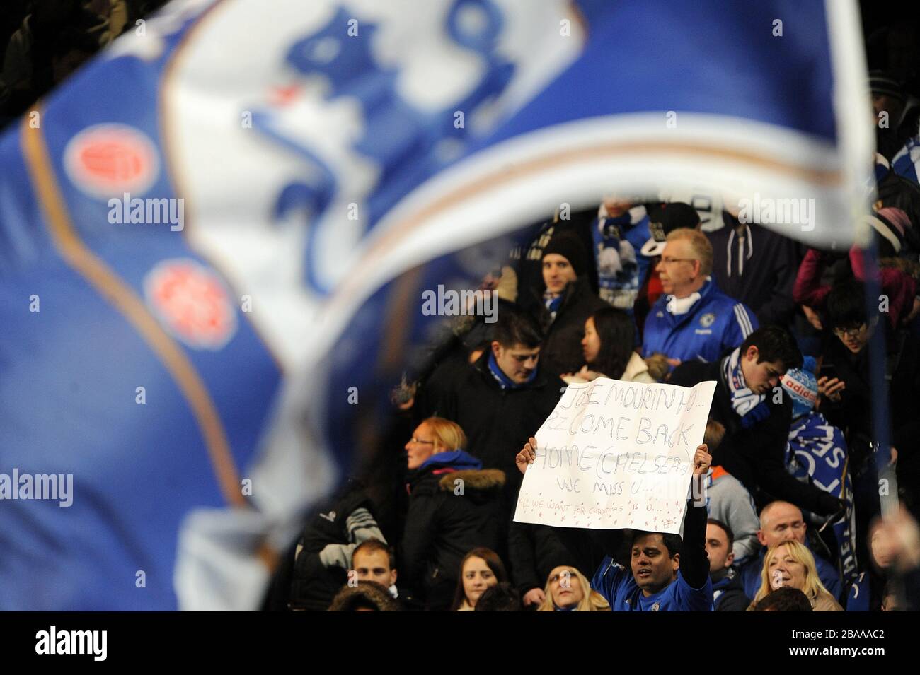 Ein Chelsea-Fan mit einem Banner in den Ständen bittet um die Rückkehr des ehemaligen Managers Jose Mourinho Stockfoto