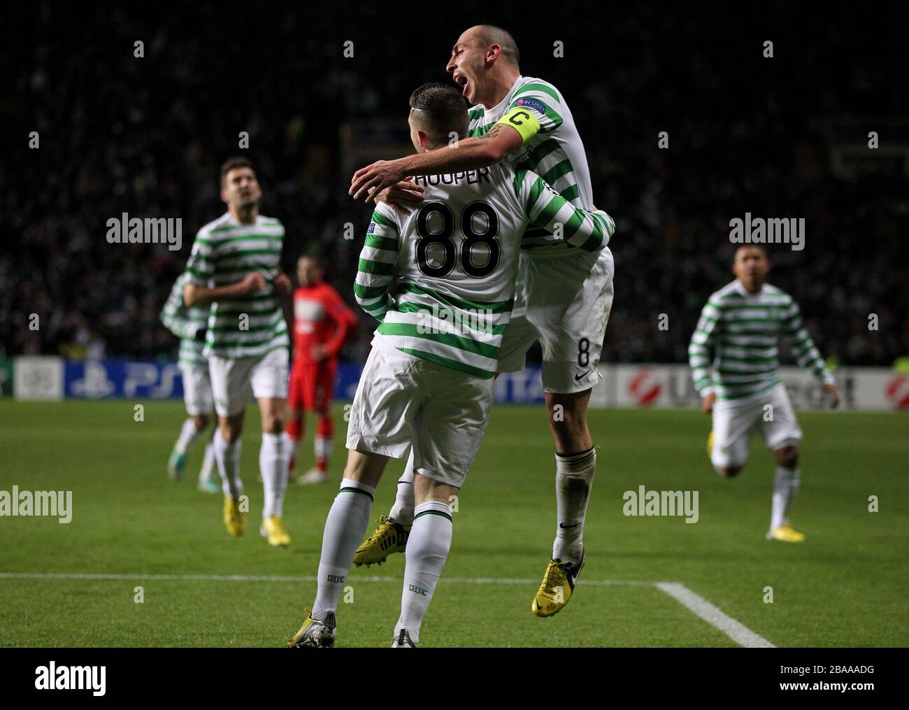 Gary Hooper von Celtic feiert mit Kapitän Scott Brown das erste Tor Stockfoto