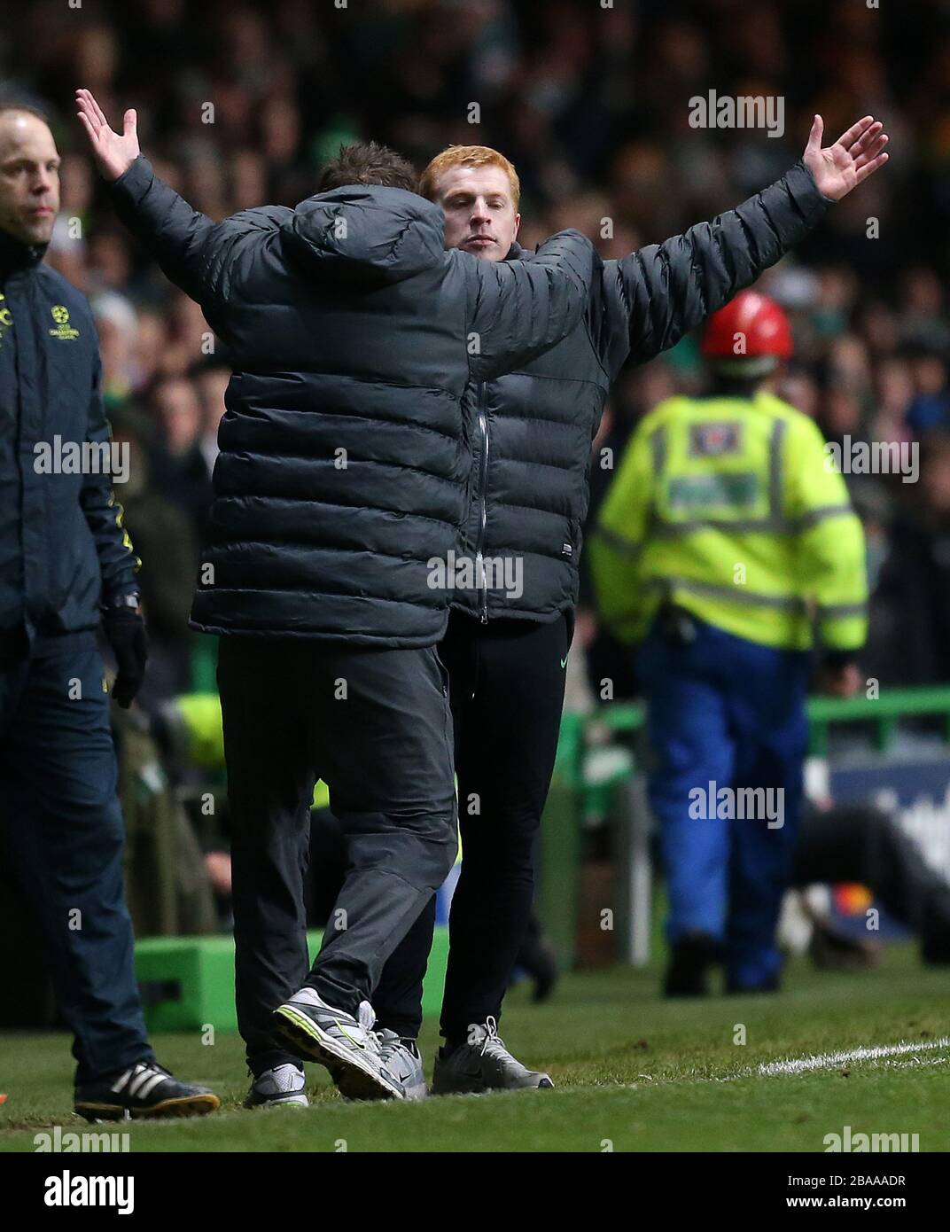 Celtic-Manager Neil Lennon wird beim Schlusspfiff von Garry Parker umarmt Stockfoto