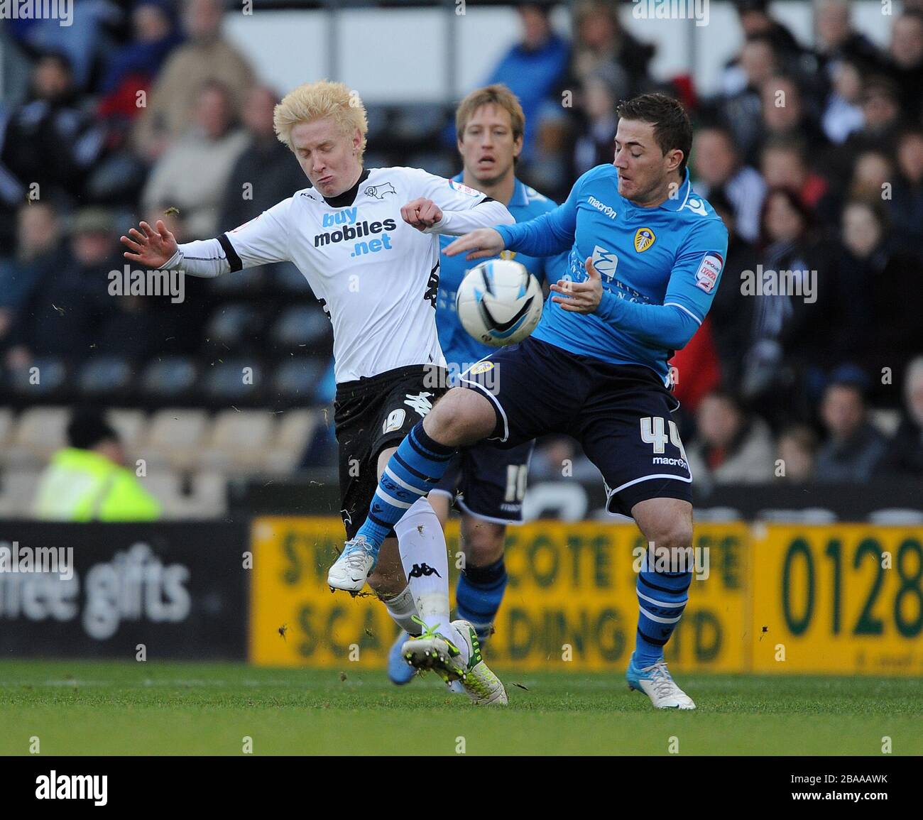 Derby County will Hughes (links) und Leeds United kämpfen Ross McCormack (rechts) um den Ball. Stockfoto