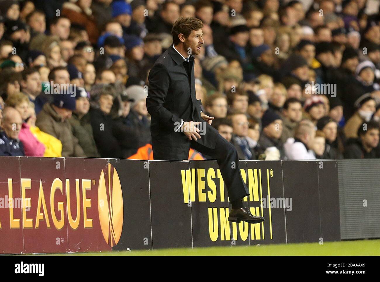 Tottenham Hotspur-Manager Andre Villas-Boas klettert über die Werbeschallungen, um seinen Spielern Anweisungen auf der Touchline zu geben Stockfoto