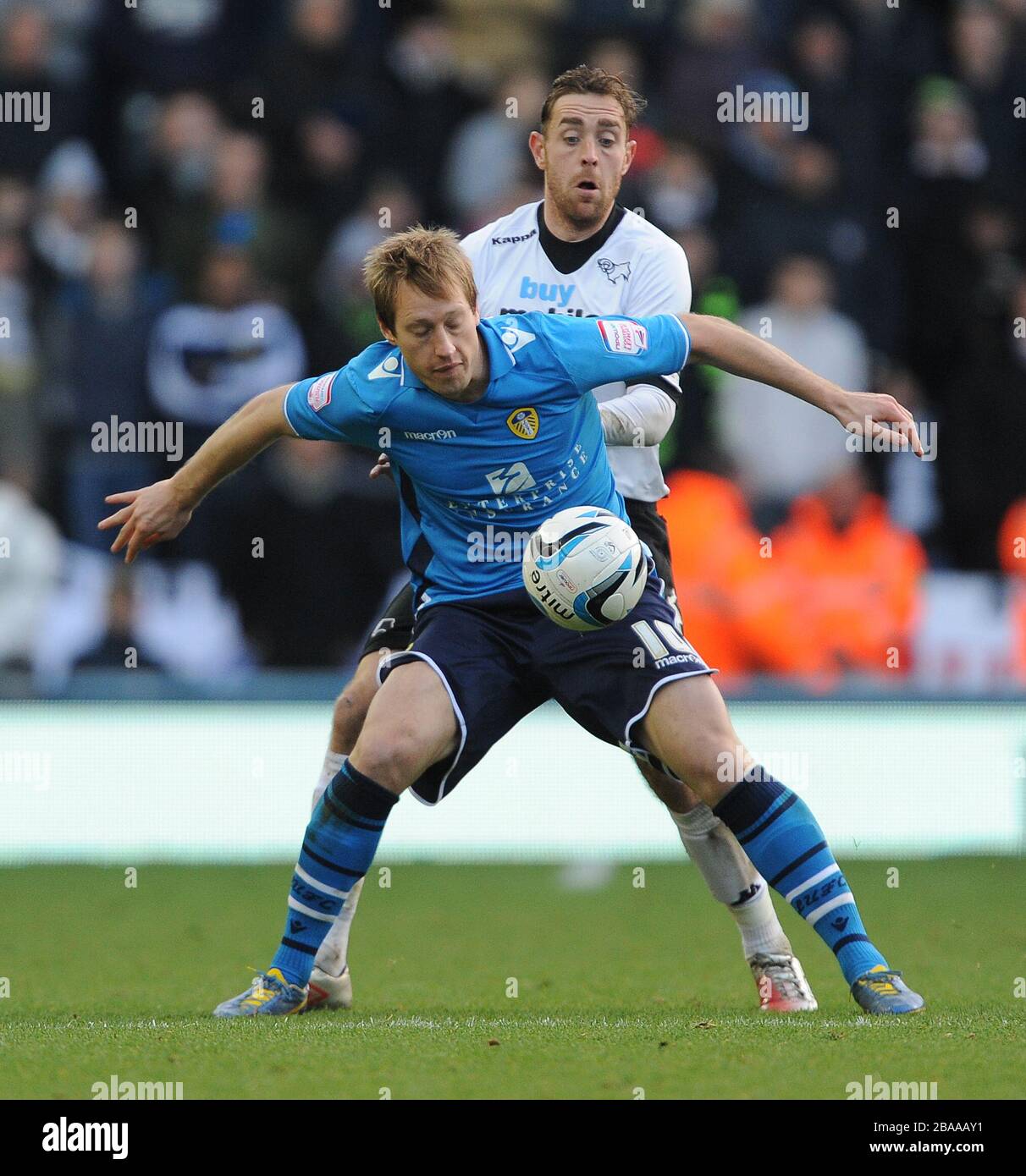 Richard Keogh (Back) von Derby County und Luciano Becchio von Leeds United kämpfen um den Ball. Stockfoto