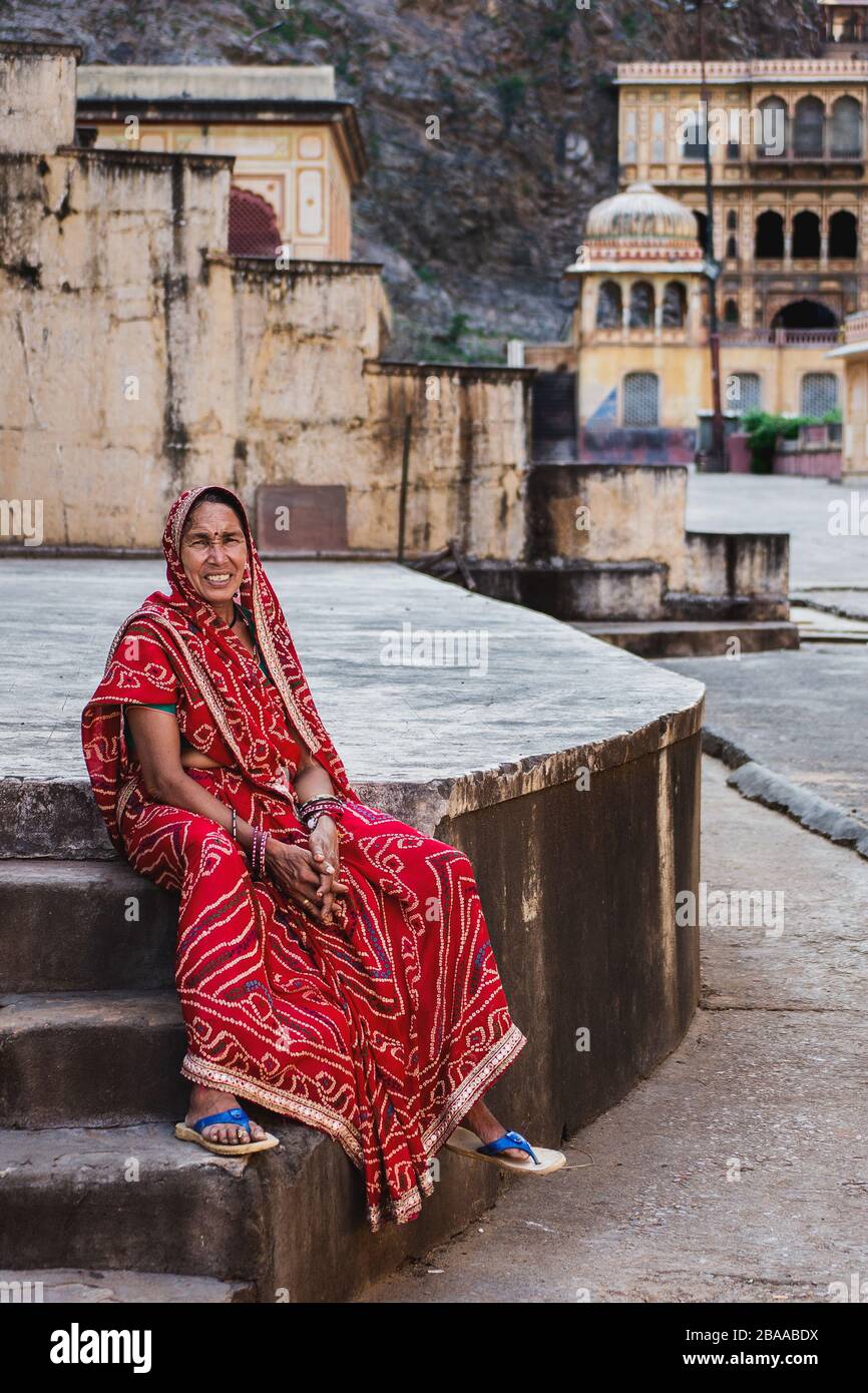 Frau in Monkey Temple, Jaipur, Indien Stockfoto