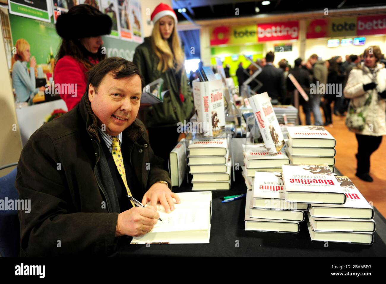 Bloodline-Autor Felix Francis signiert Kopien seiner Bücher im Sandown Park. Stockfoto