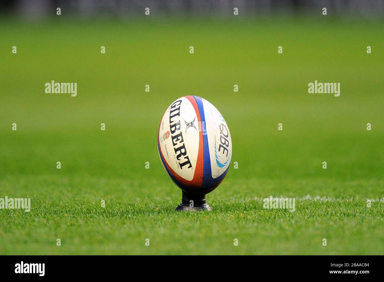 Detail eines offiziellen QBE International Rugbyballs saß auf einem Tritttee Stockfoto