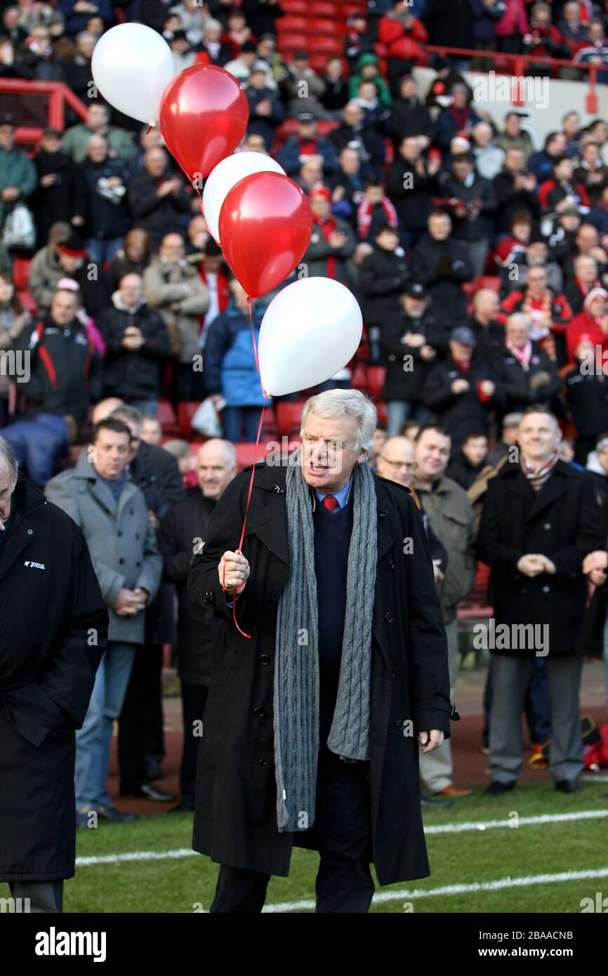 Michael Grade bringt Ballons auf das Spielfeld, um 20 Jahre seit der Rückkehr ins Tal zu markieren Stockfoto