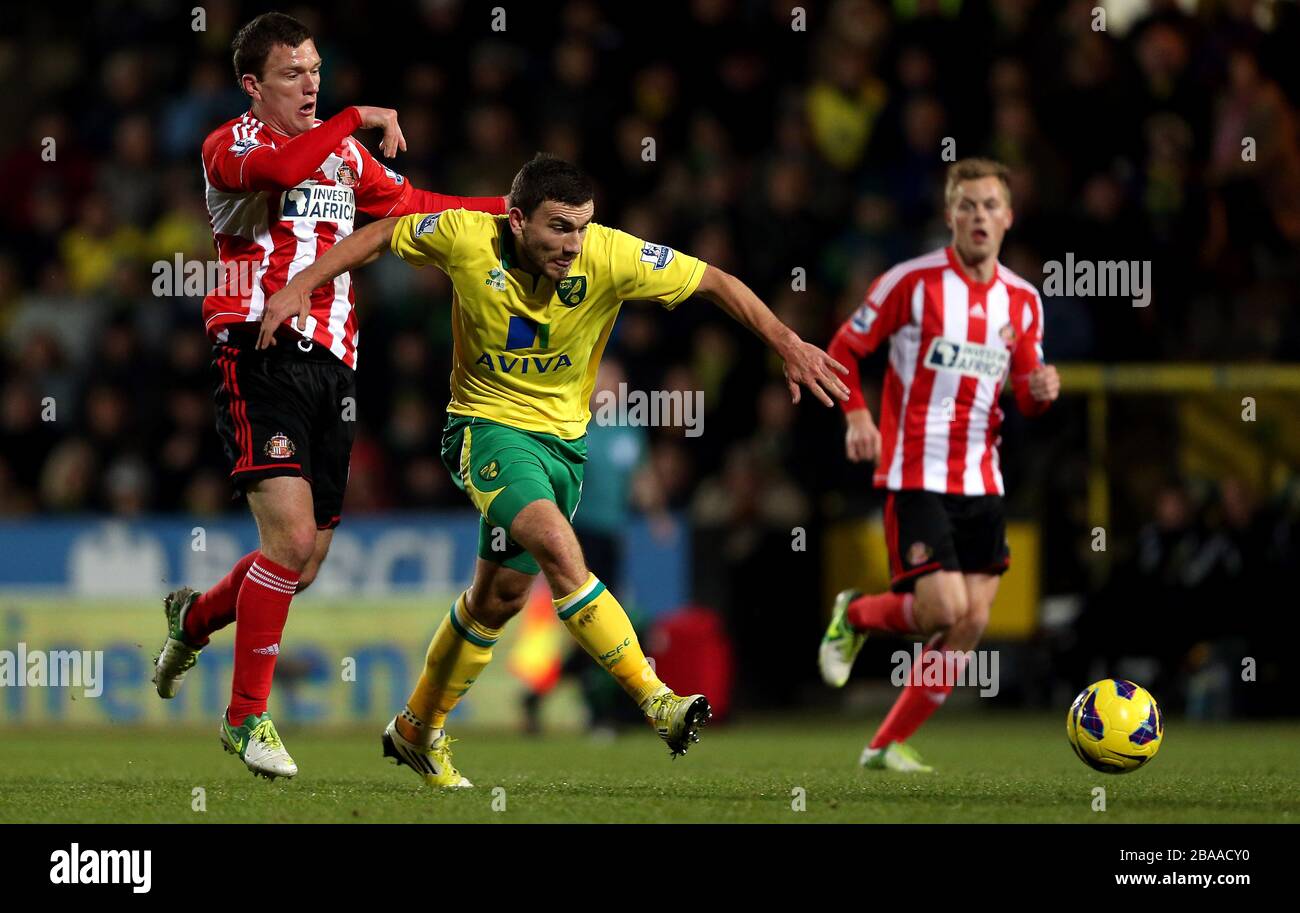 Der Robert Snodgrass von Norwich City (rechts) und Craig Gardner von Sunderland (links) kämpfen um den Ball Stockfoto