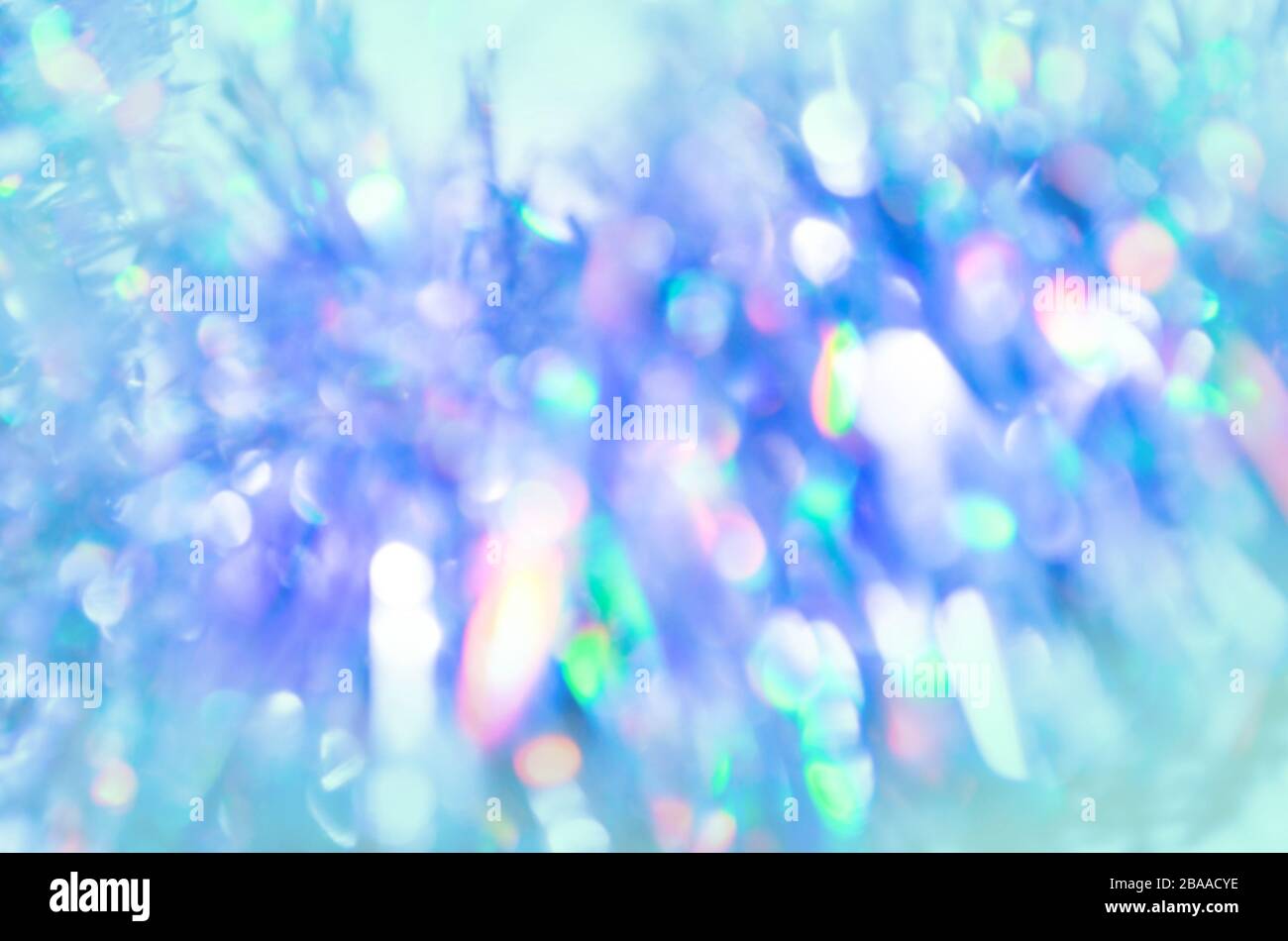 Winter Saison Bokeh Hintergrund. Blaue Bokeh helle Hintergründe. Blauer Blasenhintergrund. Abstrakte, verschwommene Reflexionsbeleuchtung auf blauem Hintergrund. Stockfoto