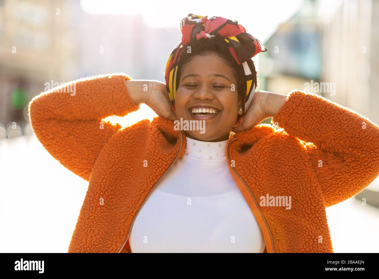 Afro-amerikanische Frau in einem städtischen Stadtgebiet Stockfoto