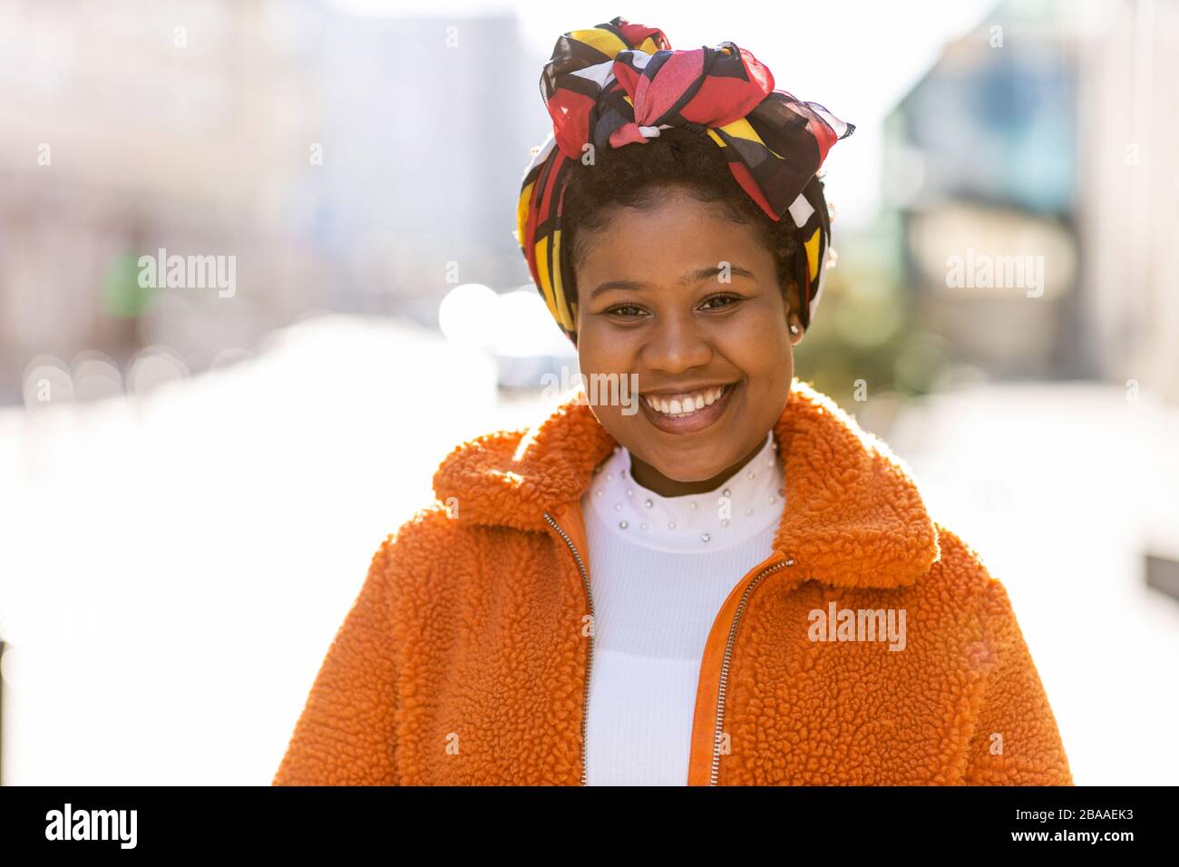 Afro-amerikanische Frau in einem städtischen Stadtgebiet Stockfoto