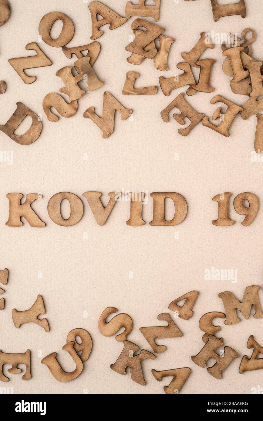 Epidemic Corona Virus Kovid 19 geschrieben mit geschnitzten Holzbriefen in türkischer Sprache. Kovid bedeutet auf Türkisch Kovid. Stockfoto