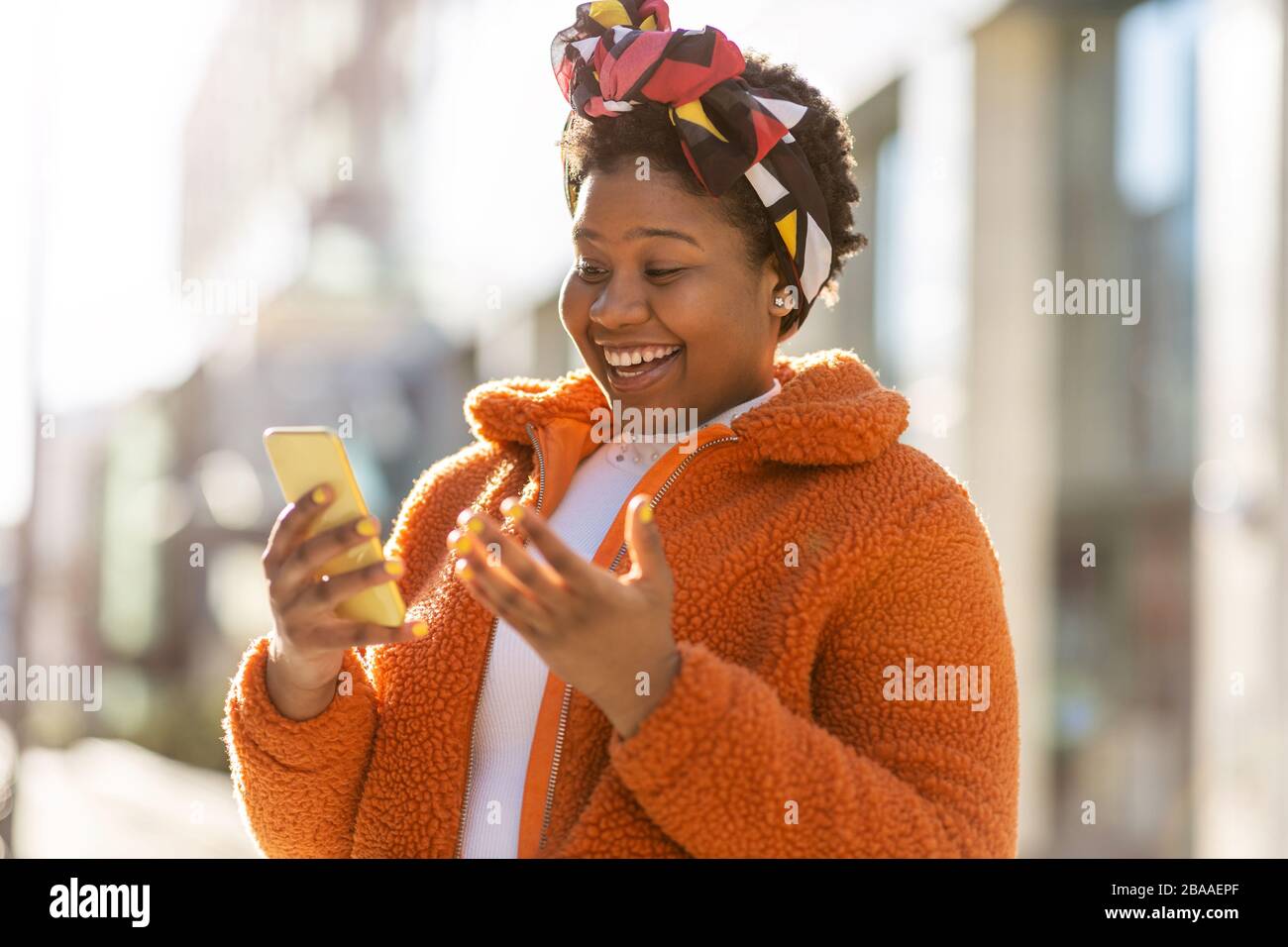 Afro-amerikanische Frau in einem städtischen Stadtgebiet Stockfoto