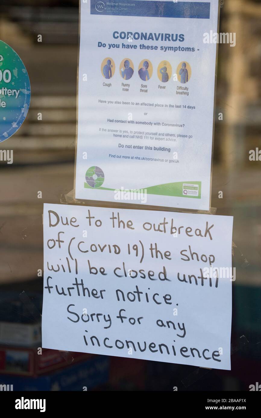 Ein Schild im Fenster eines Weldmar Hospice Charity Shops in Gillingham Dorset zeigt an, dass das Geschäft wegen des Ausbruchs von nun an für Geschäfte geschlossen ist Stockfoto