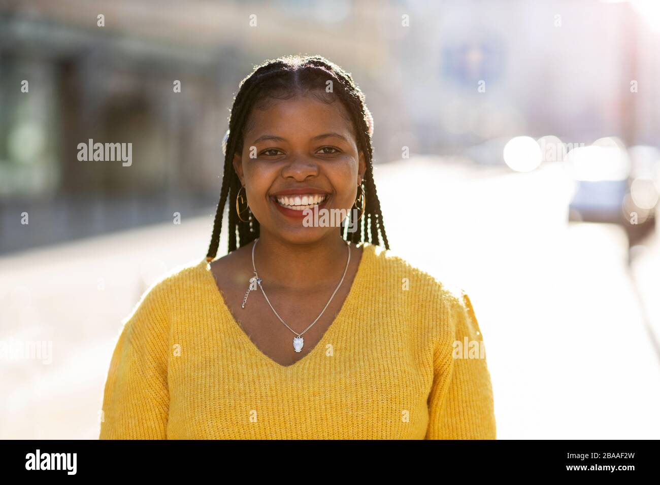 Afro-amerikanische Frau in einem städtischen Stadtgebiet Stockfoto