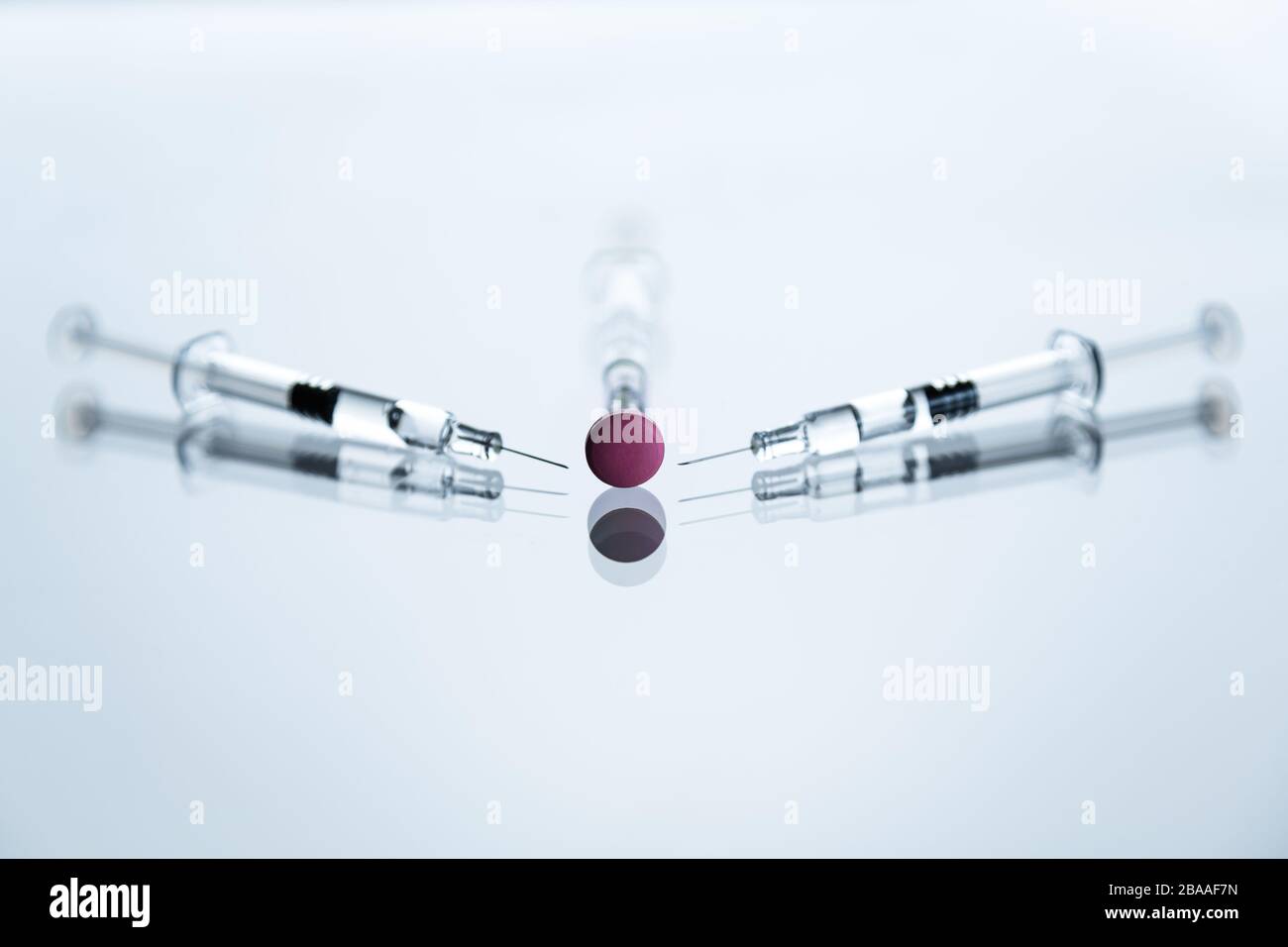 Spritzen und Tabletten auf weißem Hintergrund, Impfstoff gegen den Covid-19-Corona-Virus und Medikamente Stockfoto