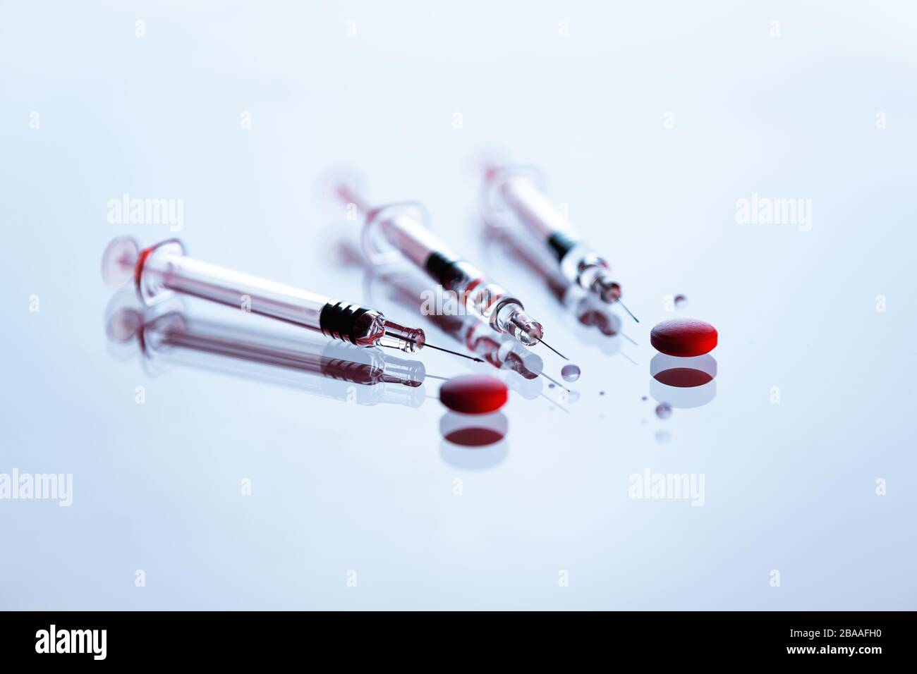 Spritzen und Tabletten auf weißem Hintergrund, Impfstoff gegen den Covid-19-Corona-Virus und Medikamente Stockfoto