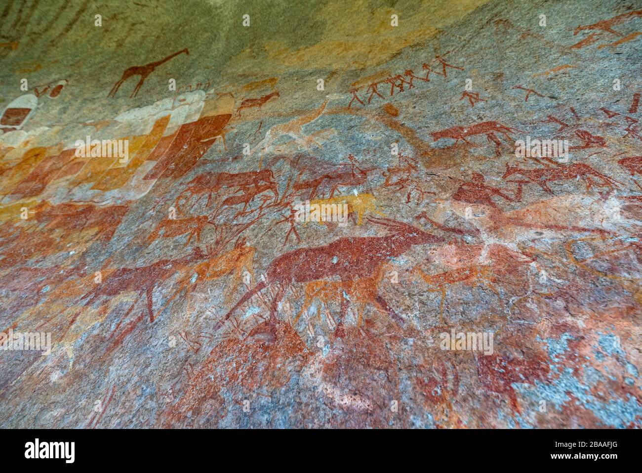 Ein Tourist fotografiert die Kunst des San Rock in der Inanke Cave, Matobo National Park, Simbabwe. Stockfoto