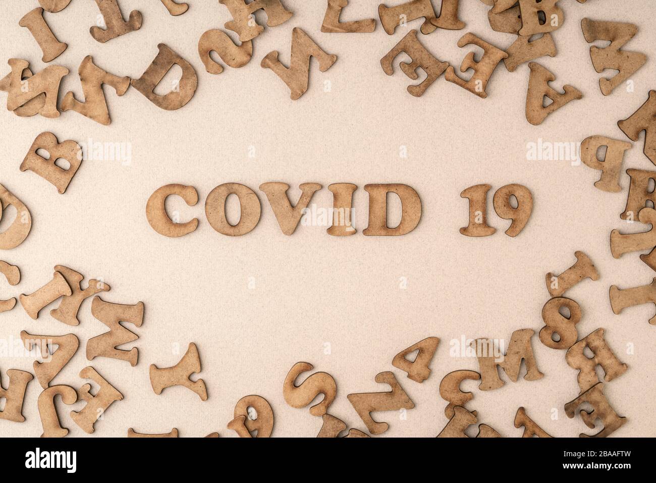 Epidemic Corona Virus Kovid-19 mit geschnitzten Holzbuchstaben geschrieben Stockfoto