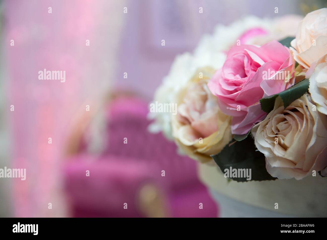 Schöne rosarote und weiße Blumen am Tisch am Hochzeitstag. Hochzeitstisch, Hochzeitsdekoration. Große Vase mit schönen Rosen steht auf reichen serviert Stockfoto