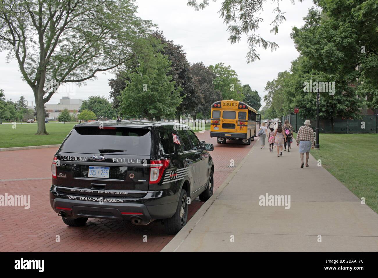 Fahrzeug- und Schulbus des Dearborn Police Department vor dem Henry Ford Museum, Dearborn, Michigan, USA Stockfoto