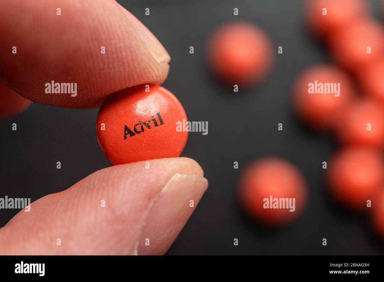 Montreal, CA 26. März 2020: Finger halten eine Advil Ibuprofen Tablette Stockfoto
