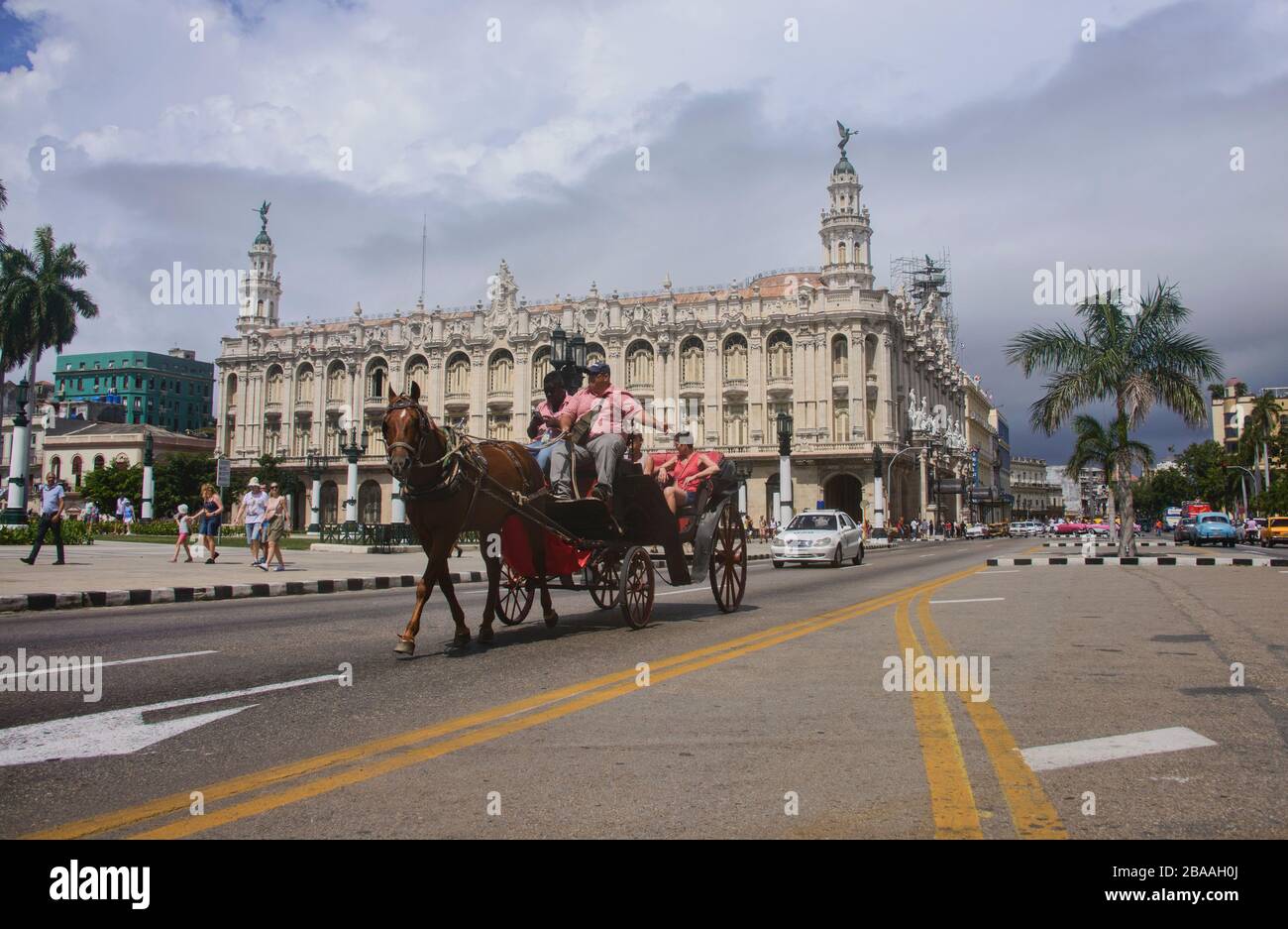 Pferdekutschenfahrten am Kapitolio-Gebäude, Havanna, Kuba Stockfoto