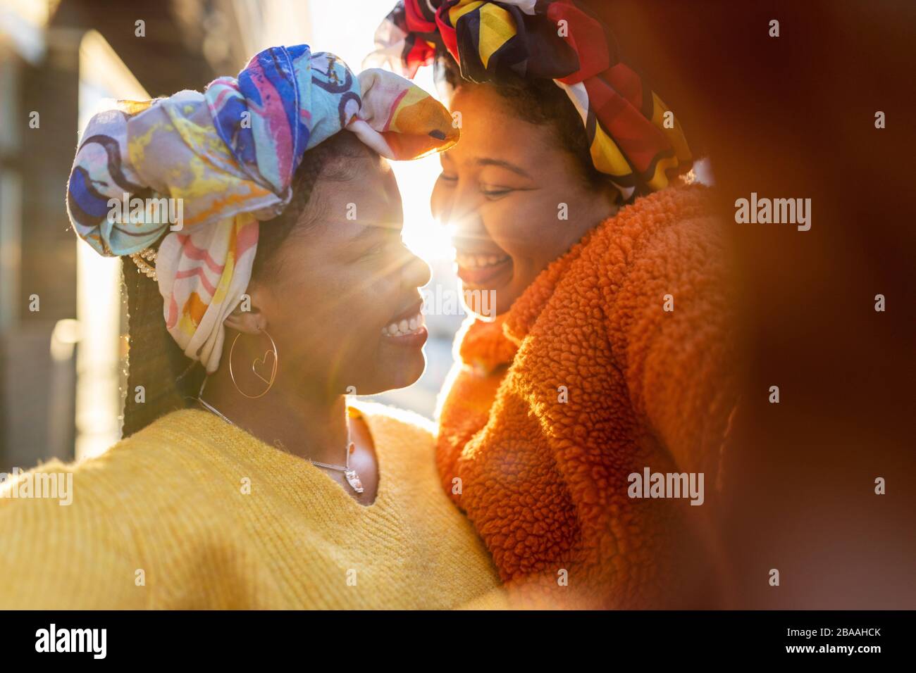 Zwei schöne afro-amerikanische Frauen in einem städtischen Stadtgebiet Stockfoto