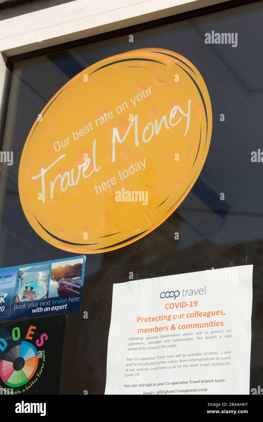 Ein Schild im Fenster einer Co OP Travel Agency in Gillingham Dorset zeigt an, dass der Laden wegen des Ausbruchs des Coro jetzt für Geschäfte geschlossen ist Stockfoto