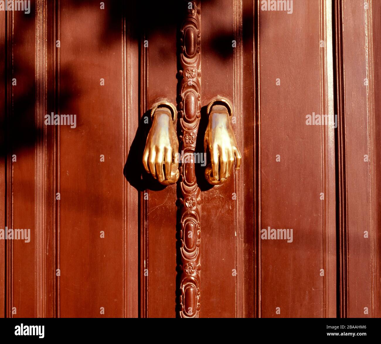 Handförmige Griffe in brauner Tür, Spanien Stockfoto