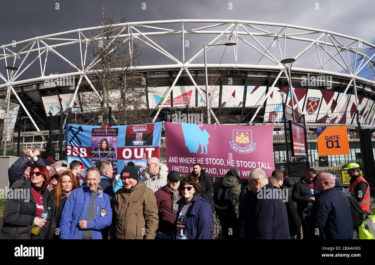 Fans von West Ham United außerhalb des Londoner Stadions protestieren gegen die aktuelle Eigentümerschaft des Vereins Stockfoto
