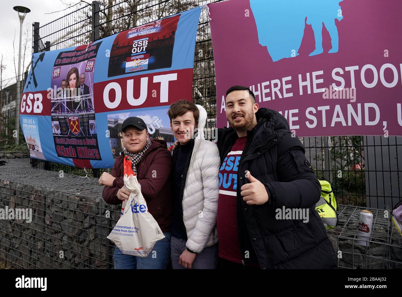 Fans von West Ham United außerhalb des Londoner Stadions protestieren gegen die aktuelle Eigentümerschaft des Vereins Stockfoto
