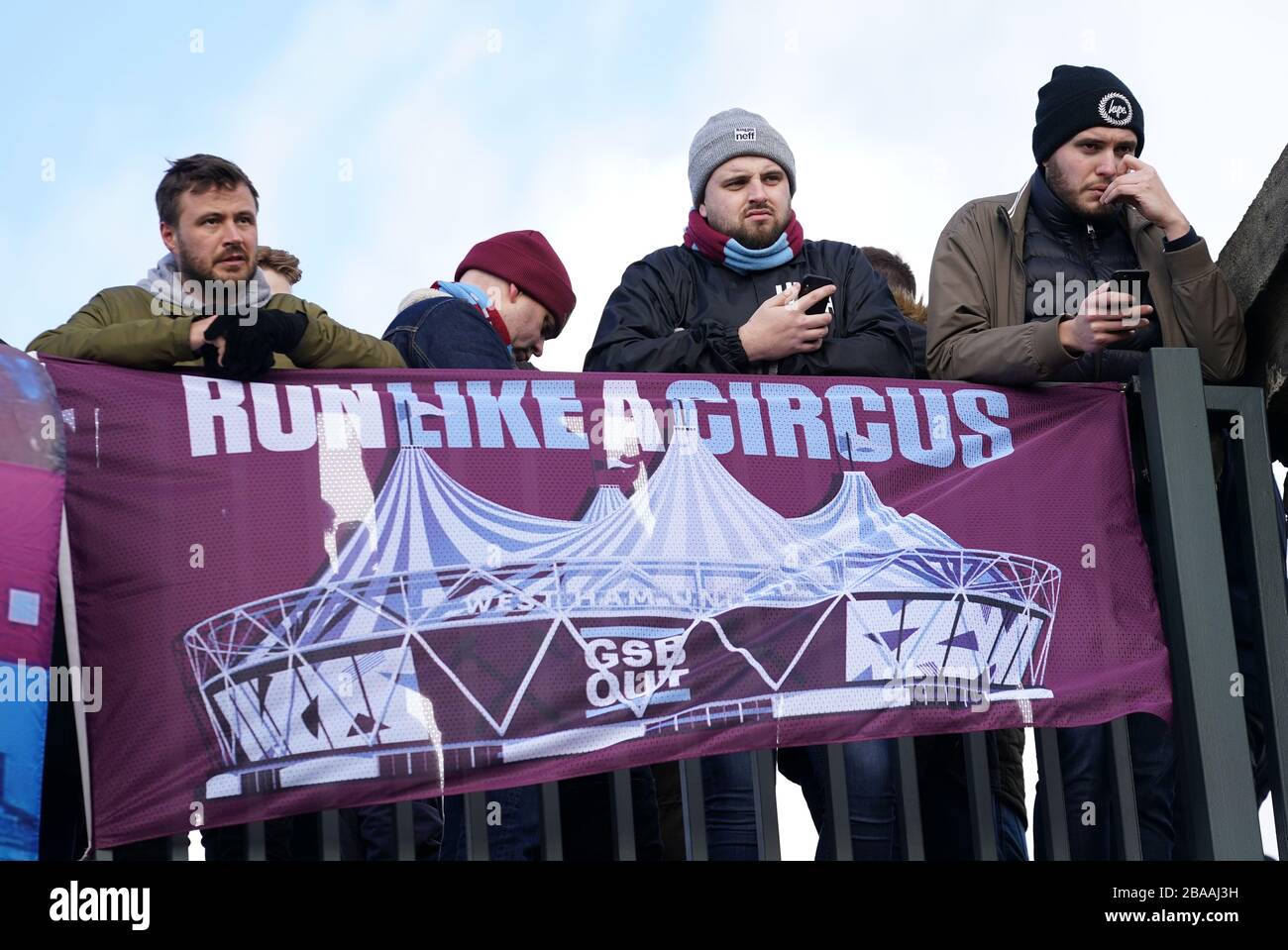 Fans von West Ham United außerhalb des Londoner Stadions protestieren gegen die aktuelle Eigentümerschaft des Vereins Stockfoto